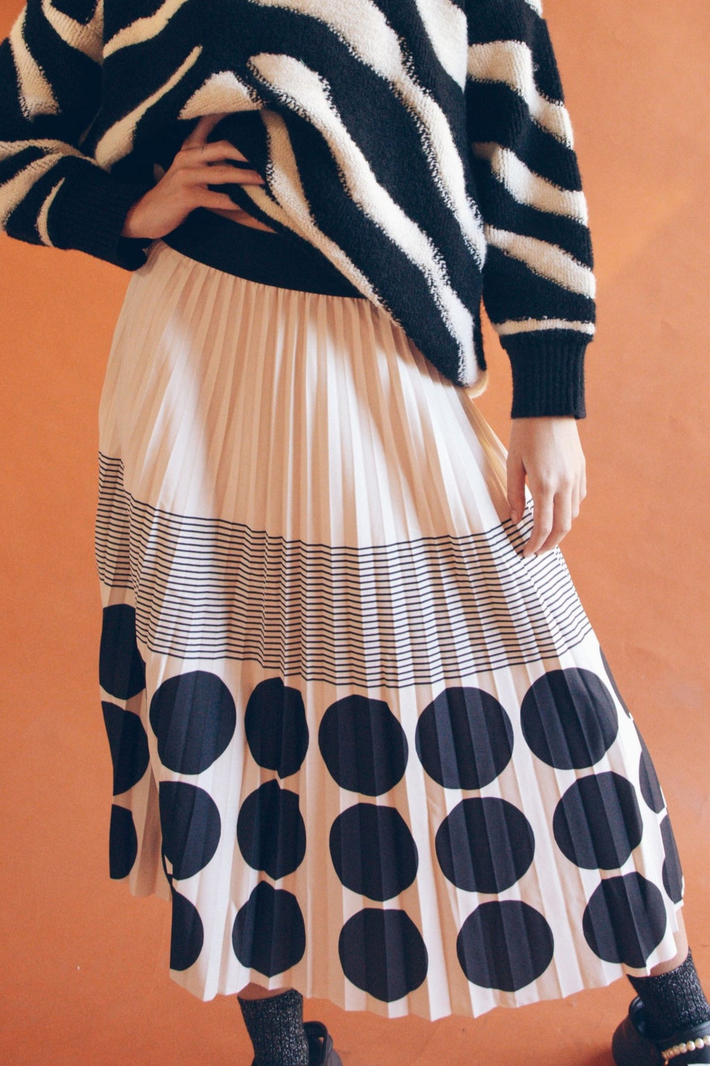 GRAPHIC PRINT PLEATED MIDI SKIRT