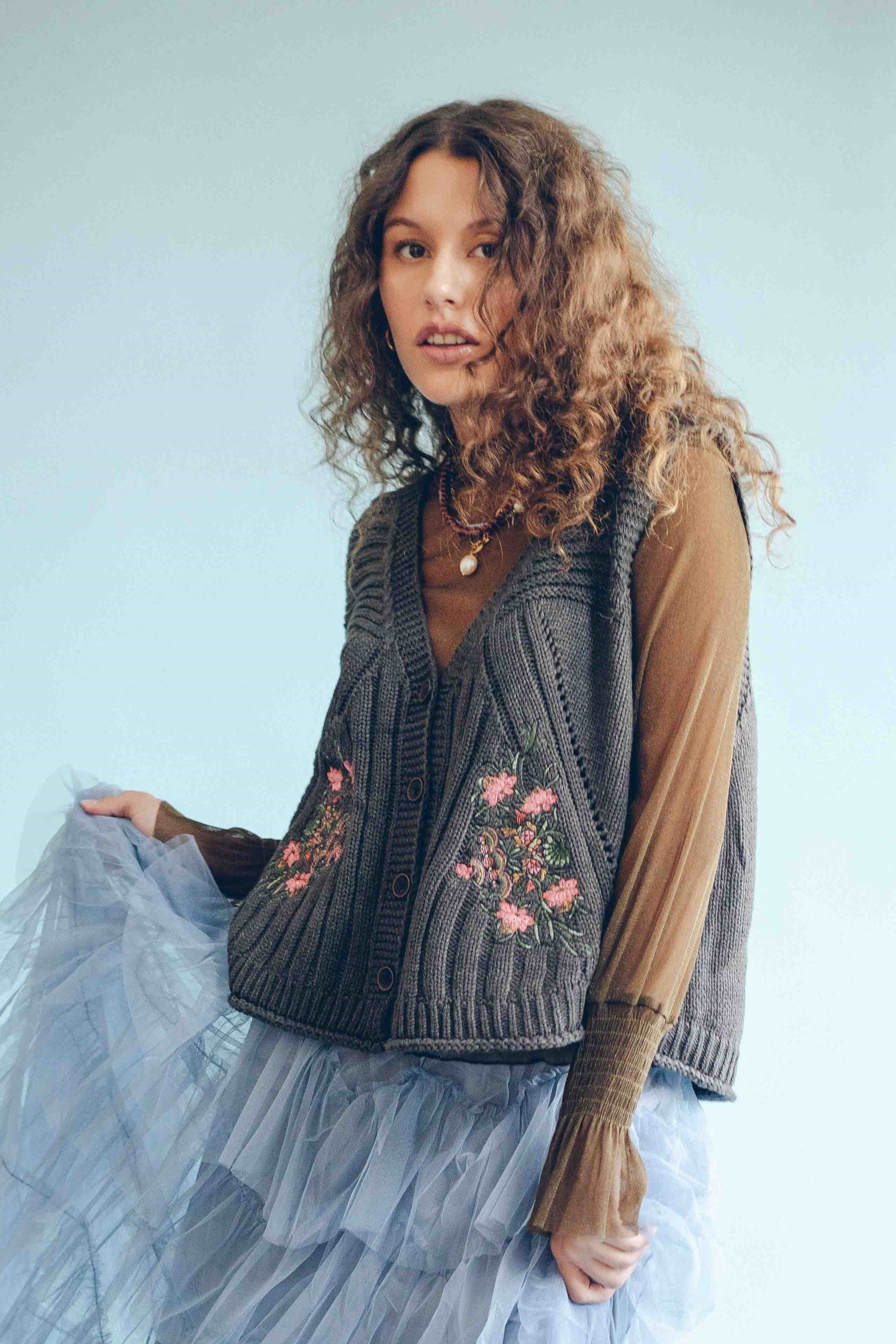 EMBROIDERED KNITWEAR VEST - CHARCOAL