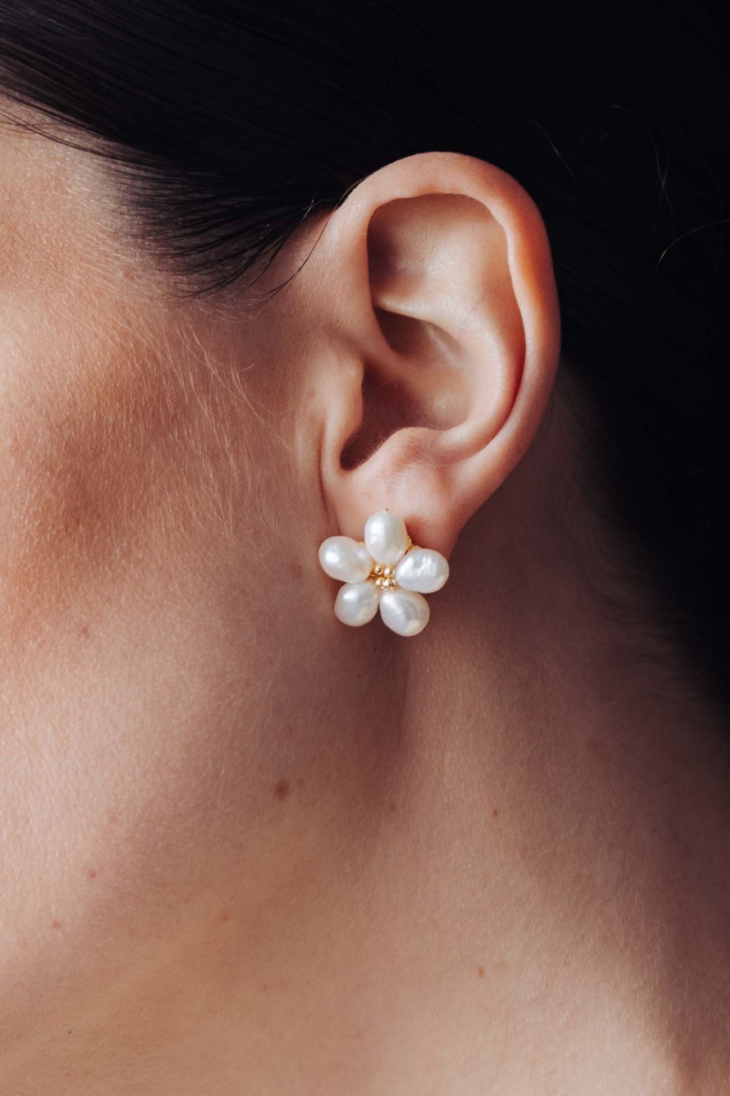 PEARL DAISY STUDS