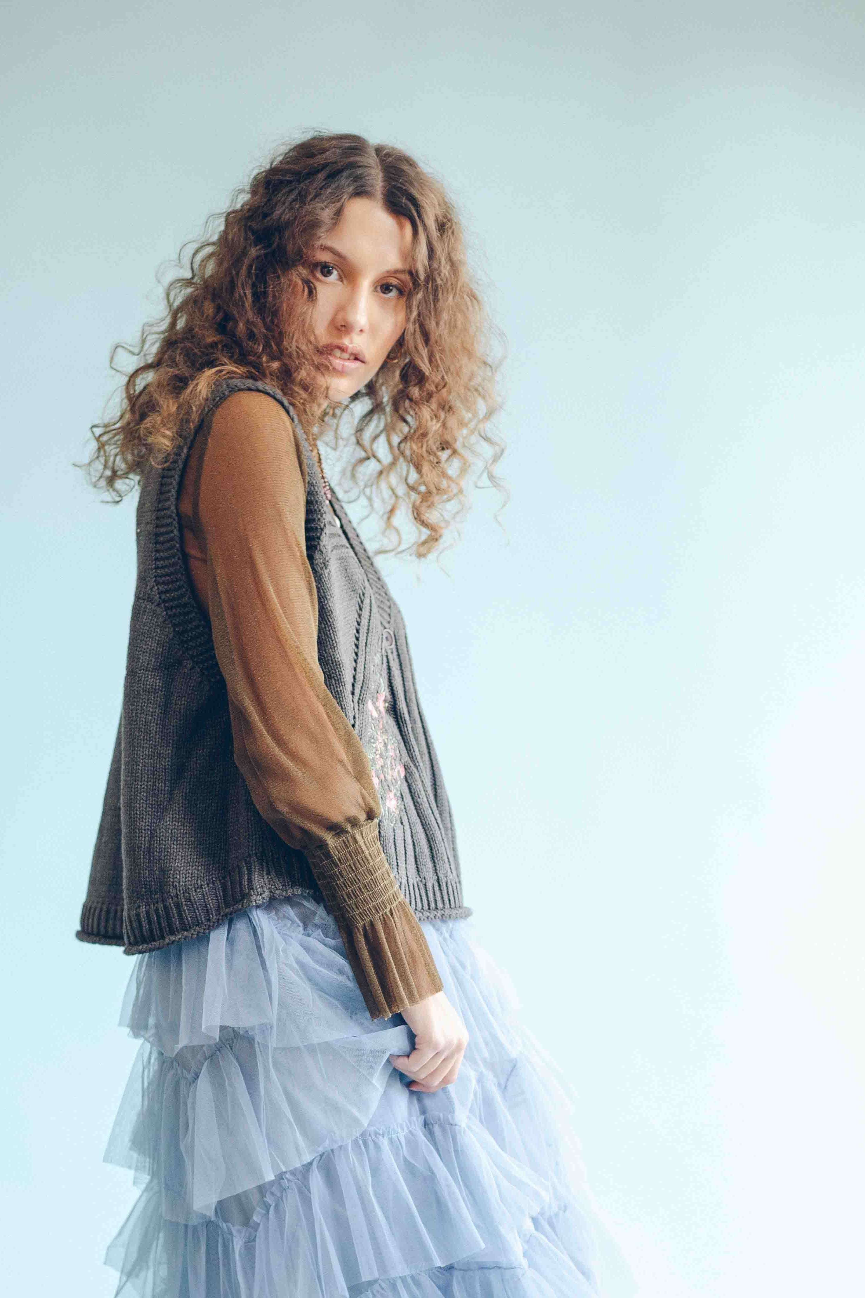 EMBROIDERED KNITWEAR VEST - CHARCOAL