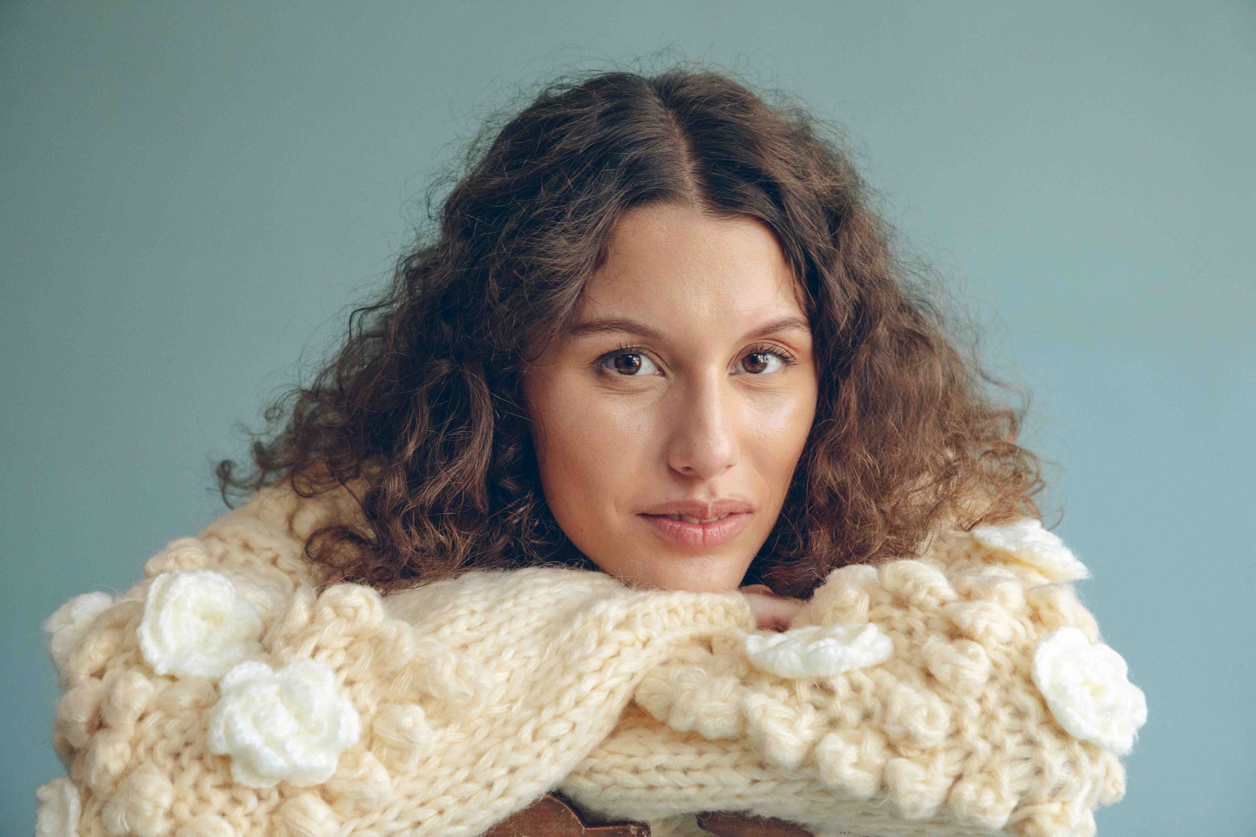WINTER ROSETTE CARDIGAN - VANILLA
