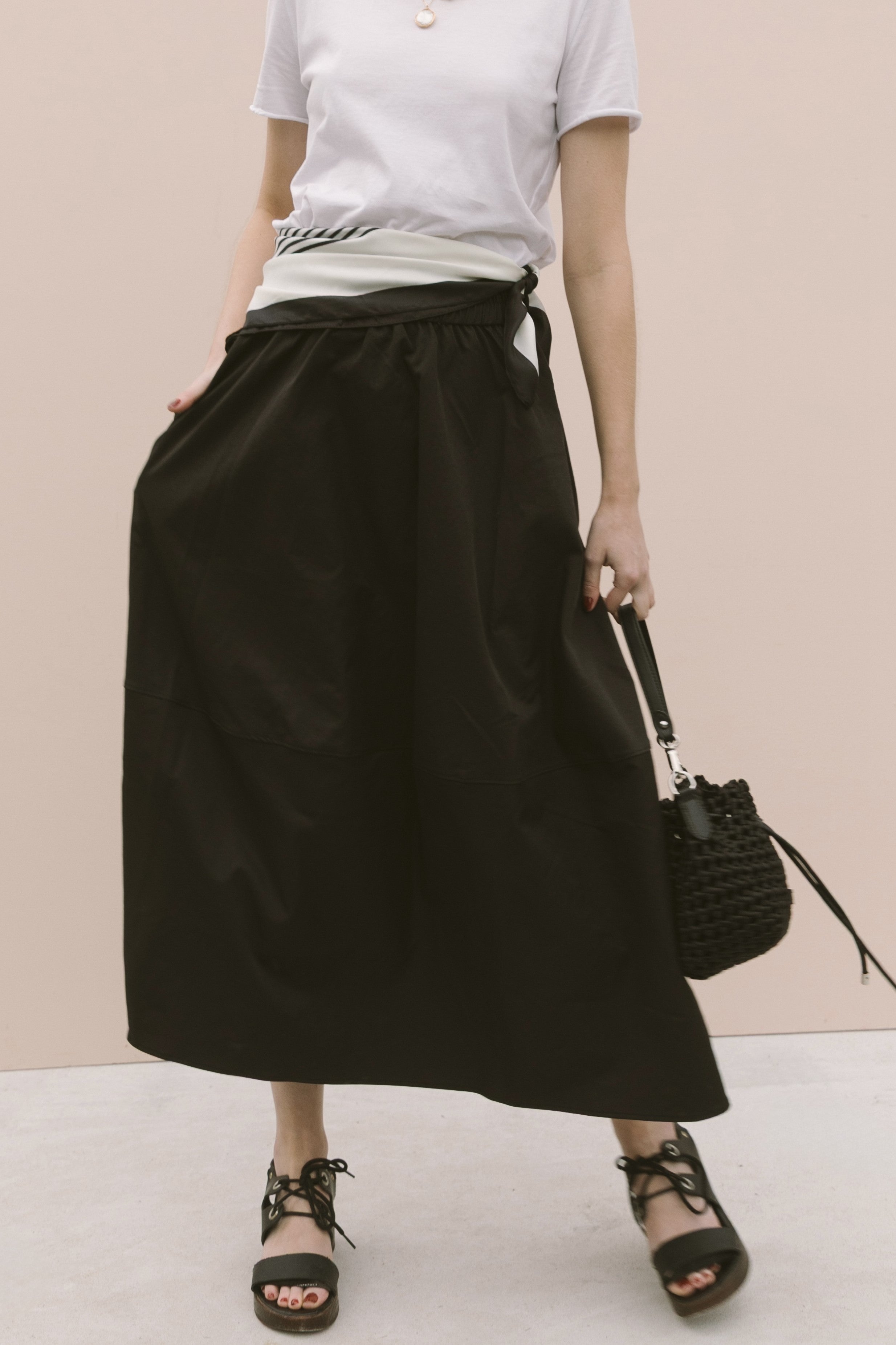 BLACK MIDI SKIRT
