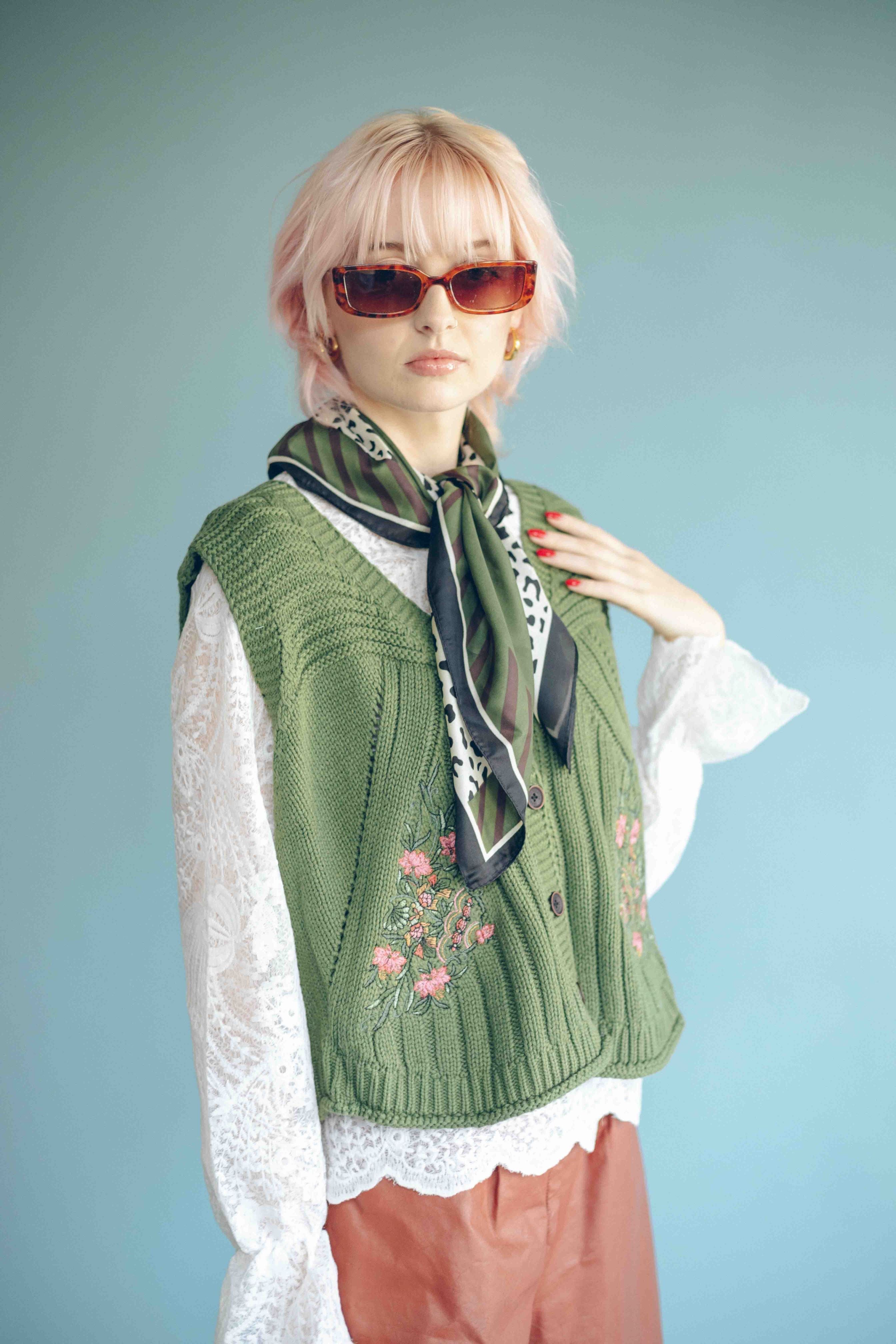 EMBROIDERED KNITWEAR VEST - OLIVE