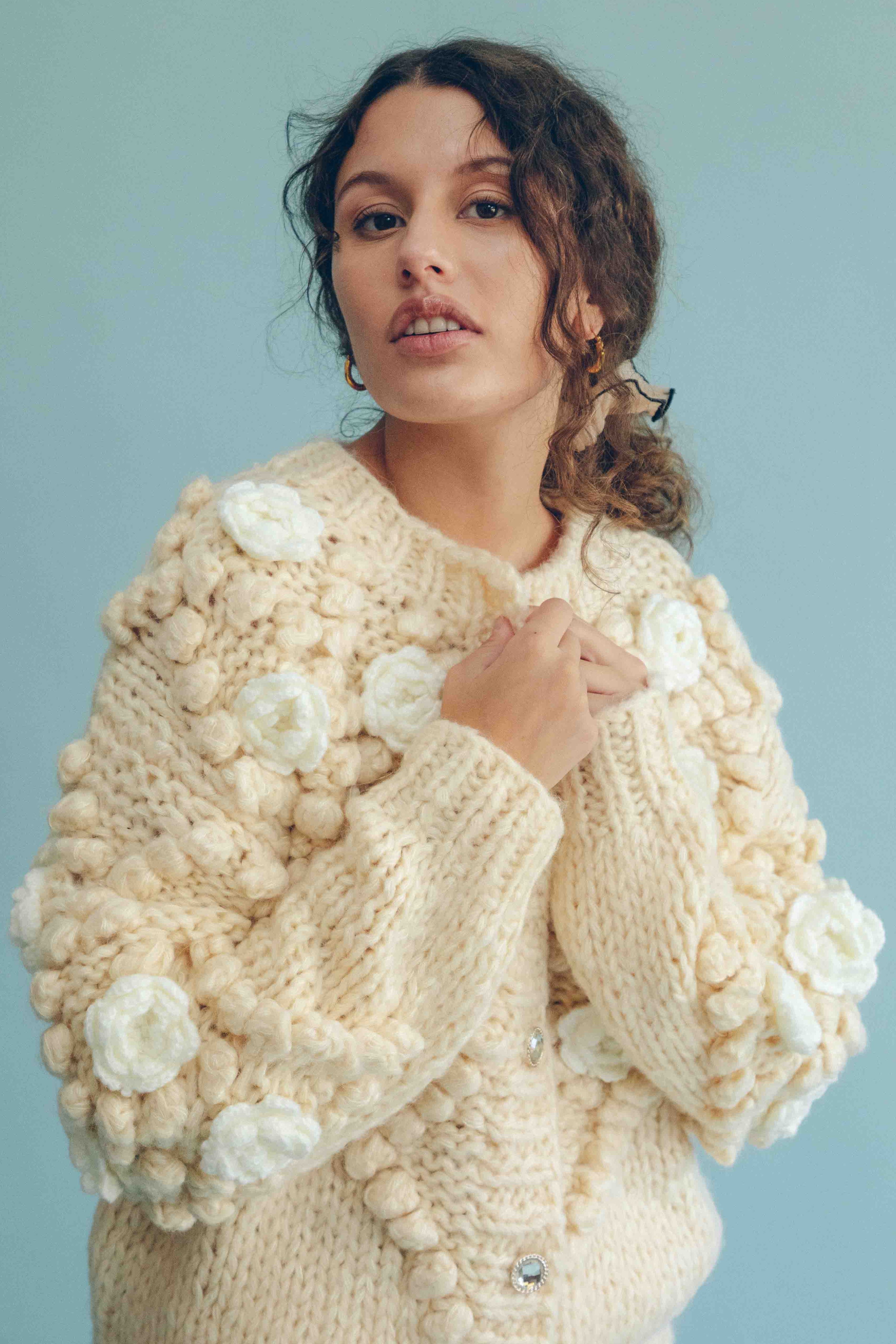 WINTER ROSETTE CARDIGAN - VANILLA