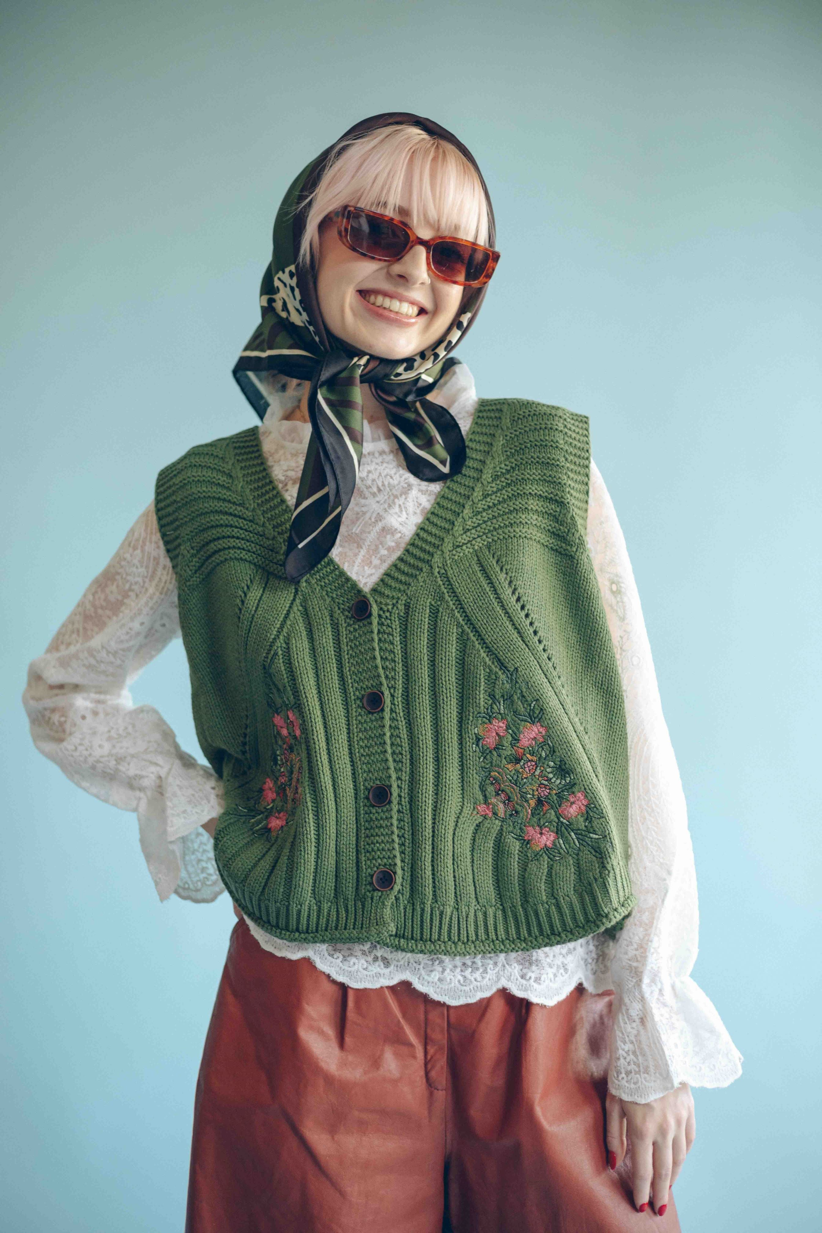 EMBROIDERED KNITWEAR VEST - OLIVE