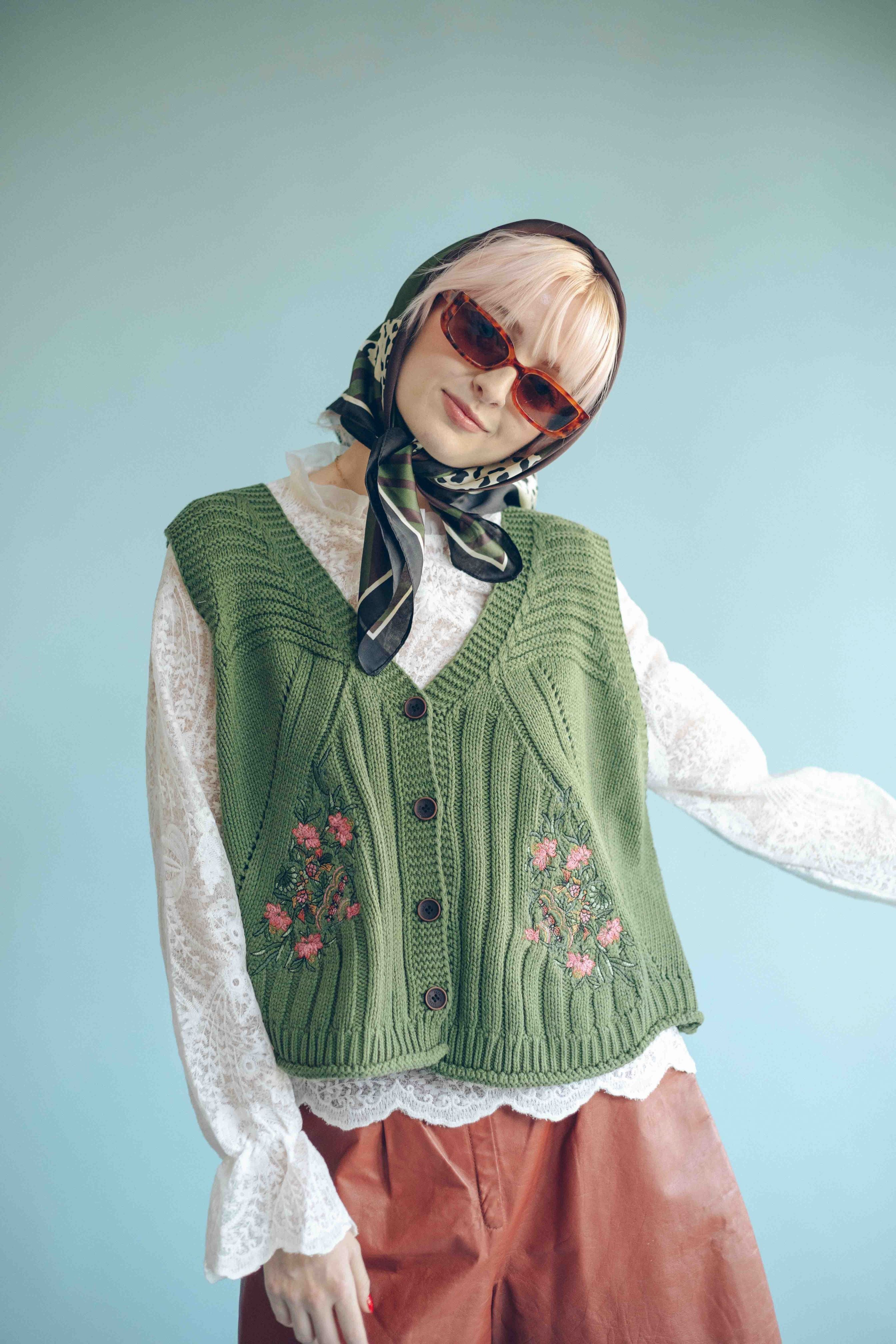 EMBROIDERED KNITWEAR VEST - OLIVE