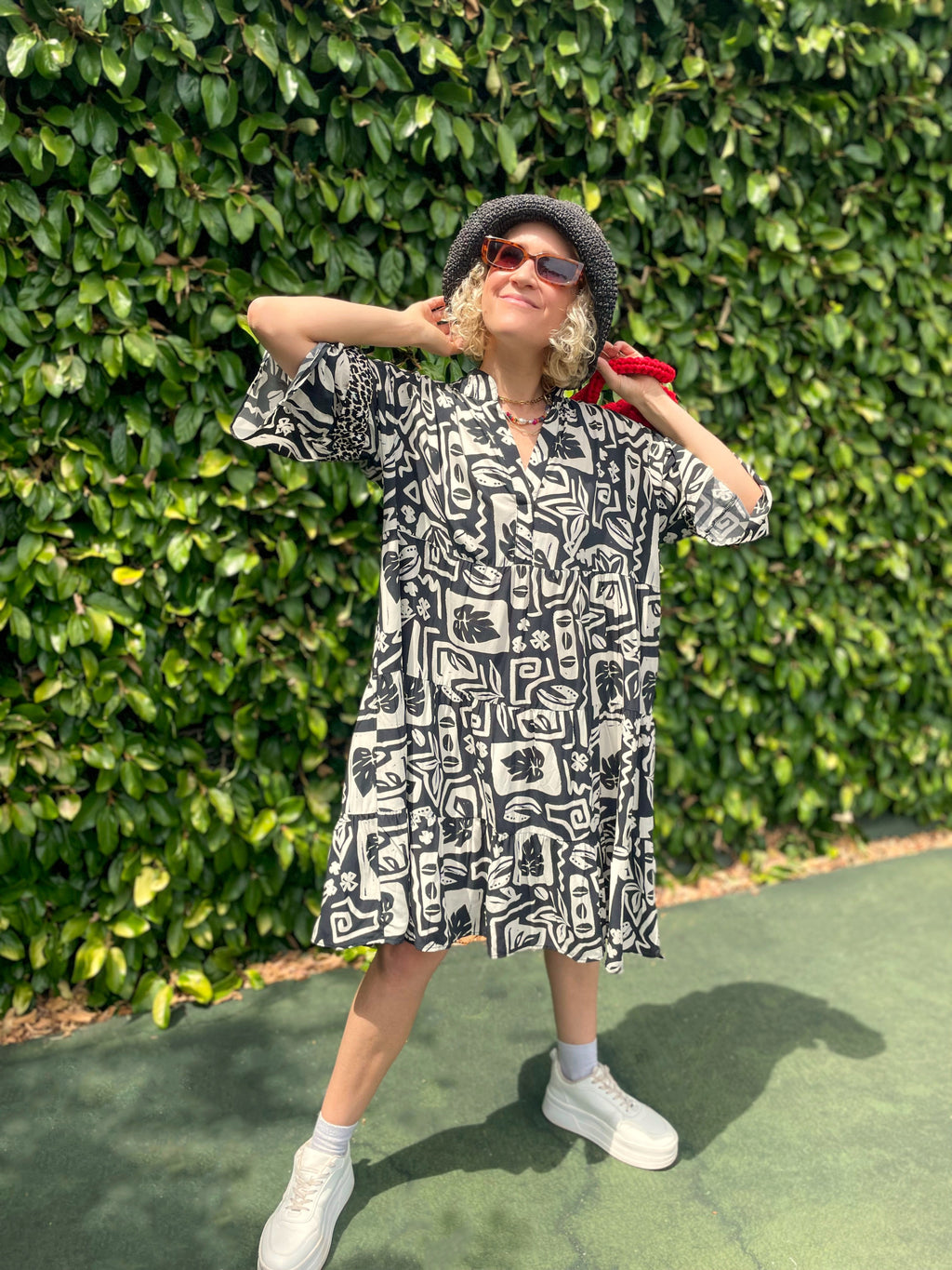 BLACK AND WHITE GRAPHIC PRINT DRESS