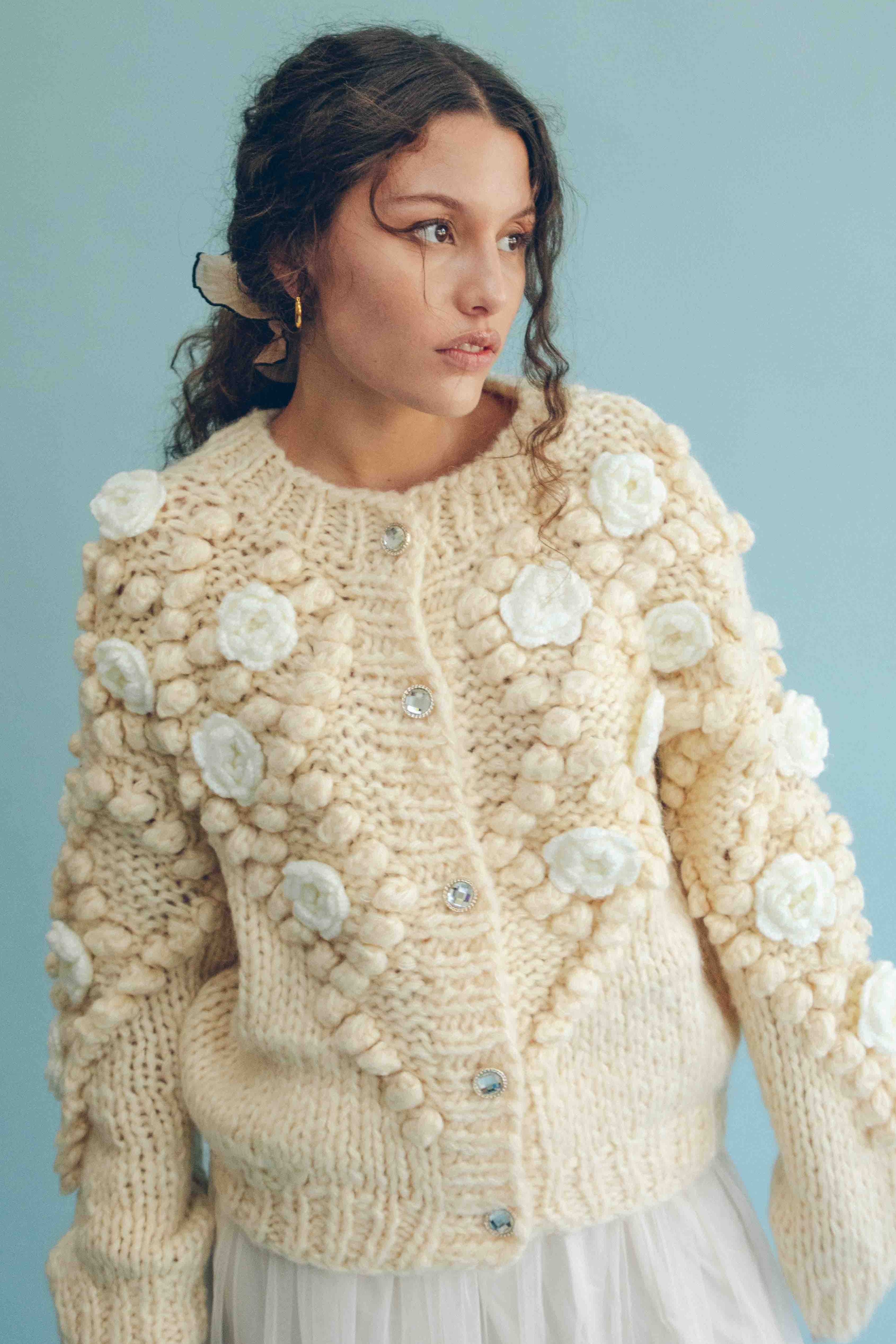 WINTER ROSETTE CARDIGAN - VANILLA