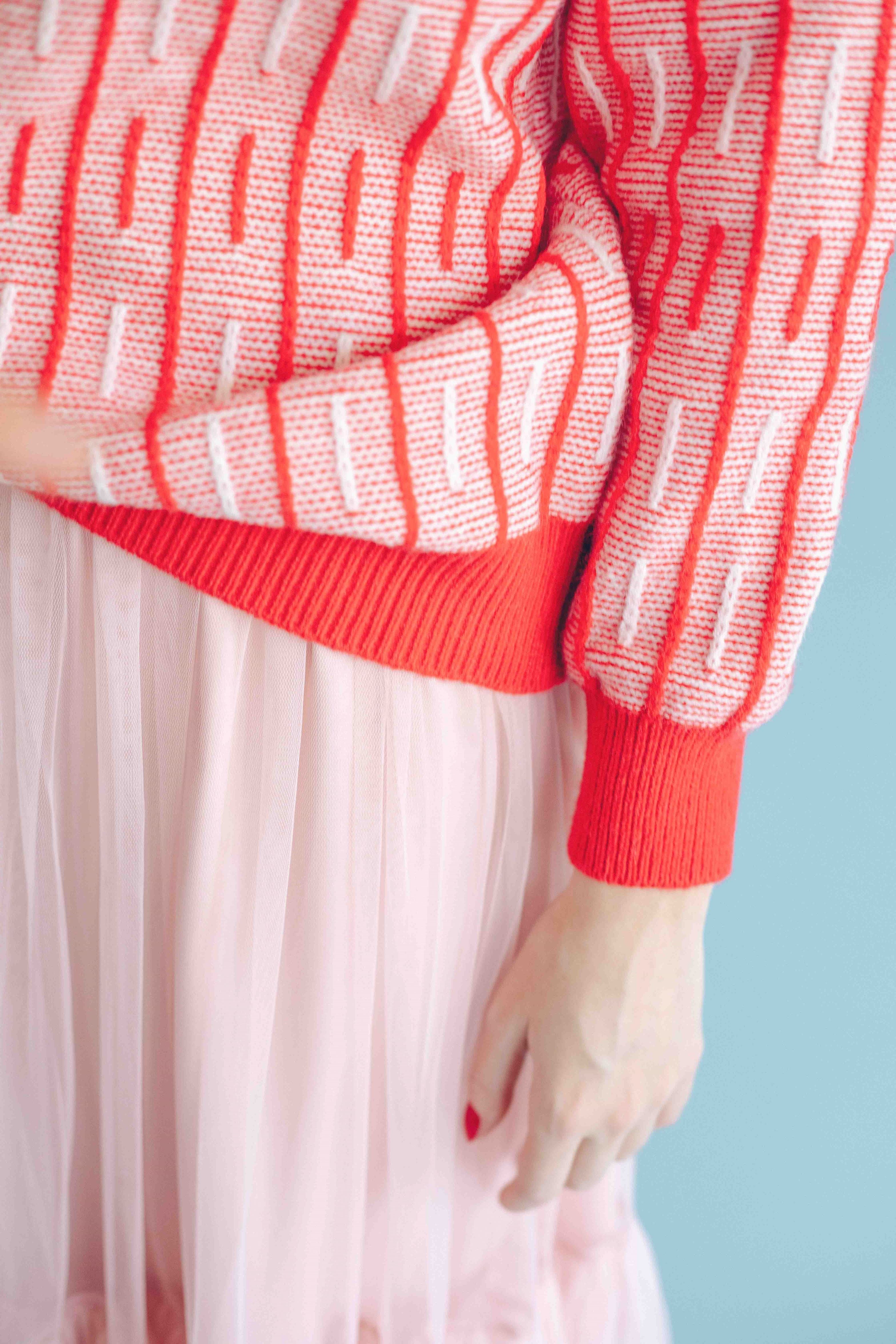 SCATTERED STRIPE PULLOVER - RED