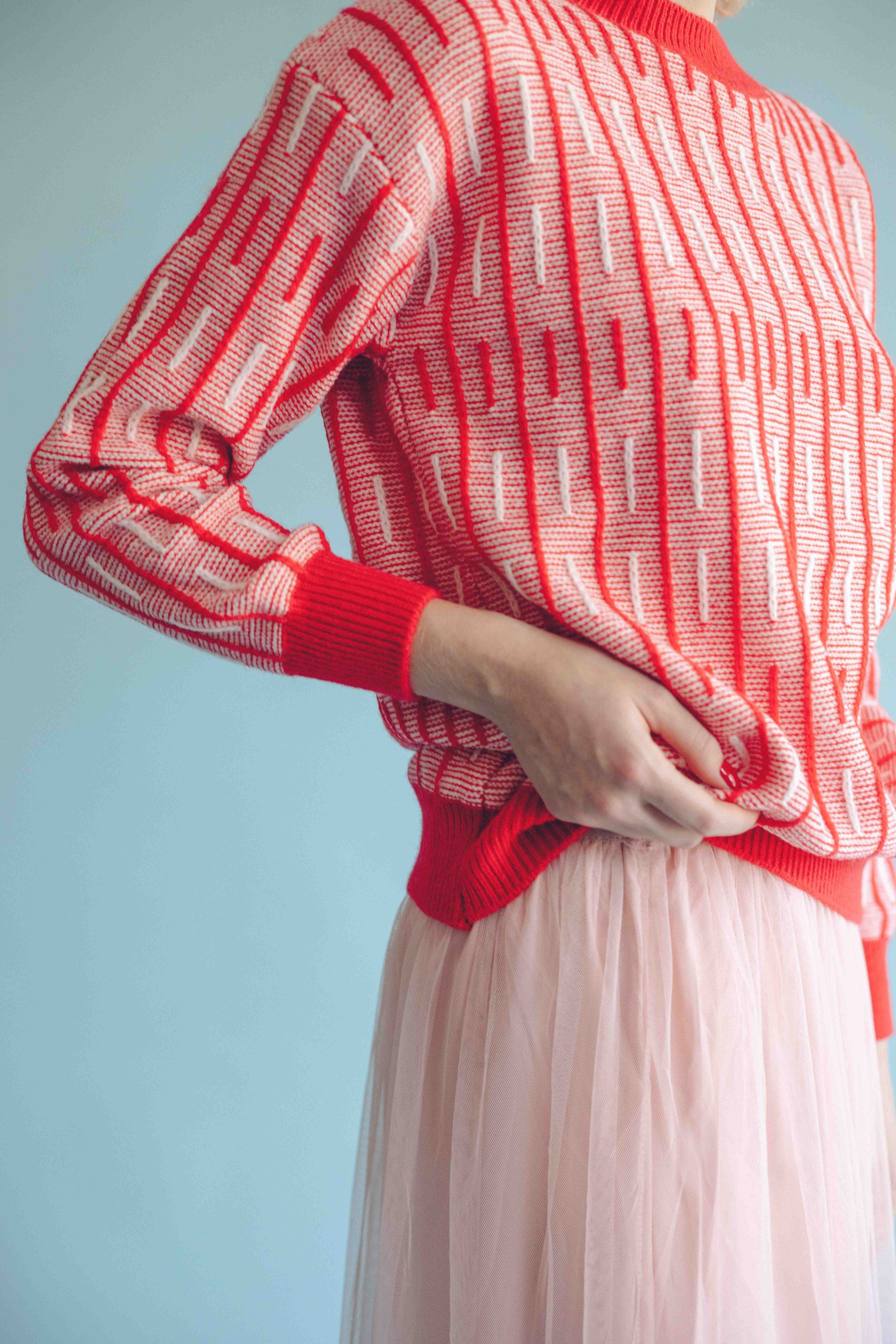 SCATTERED STRIPE PULLOVER - RED