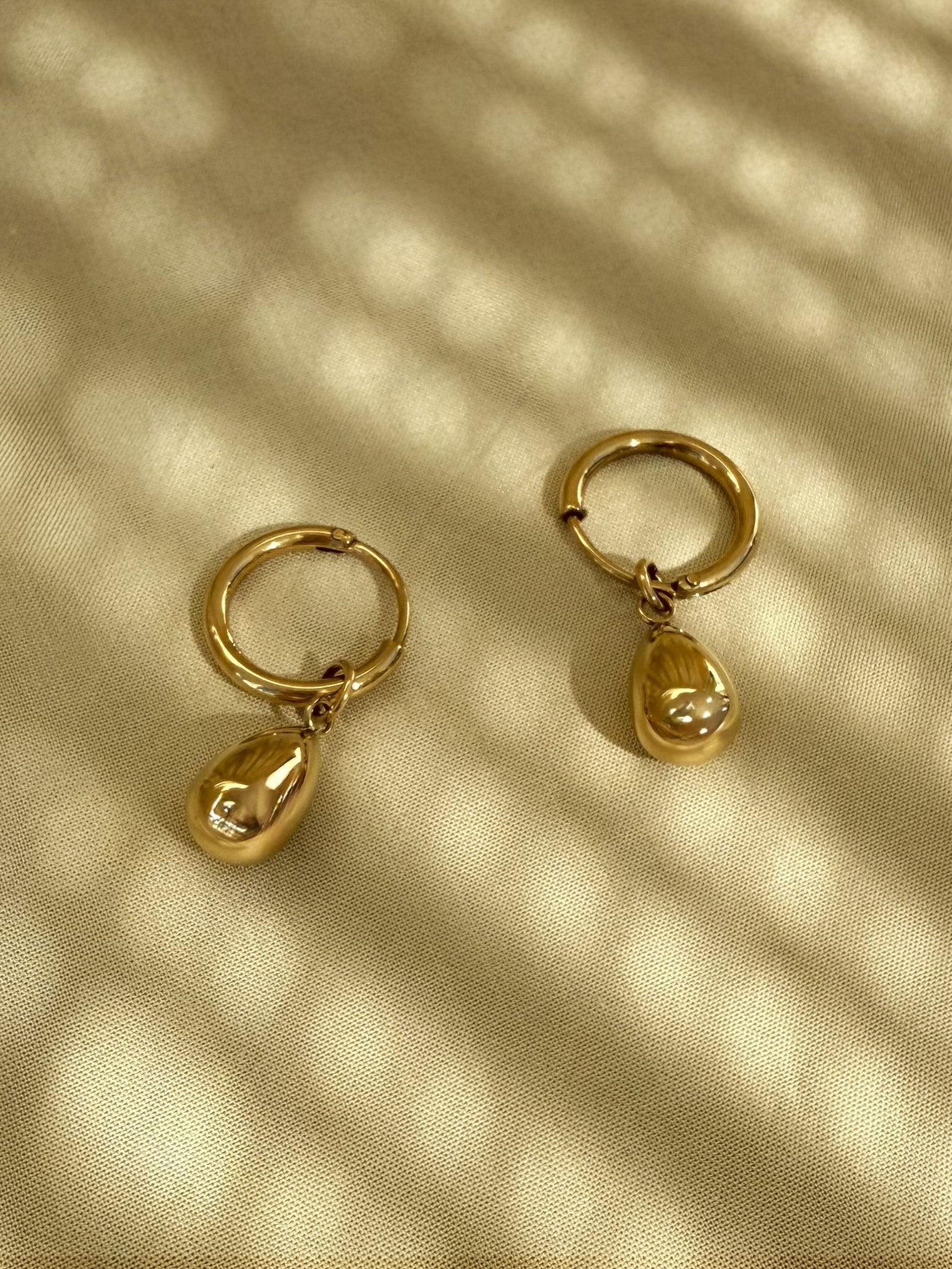 GOLD-PLATED TEARDROP HOOPS