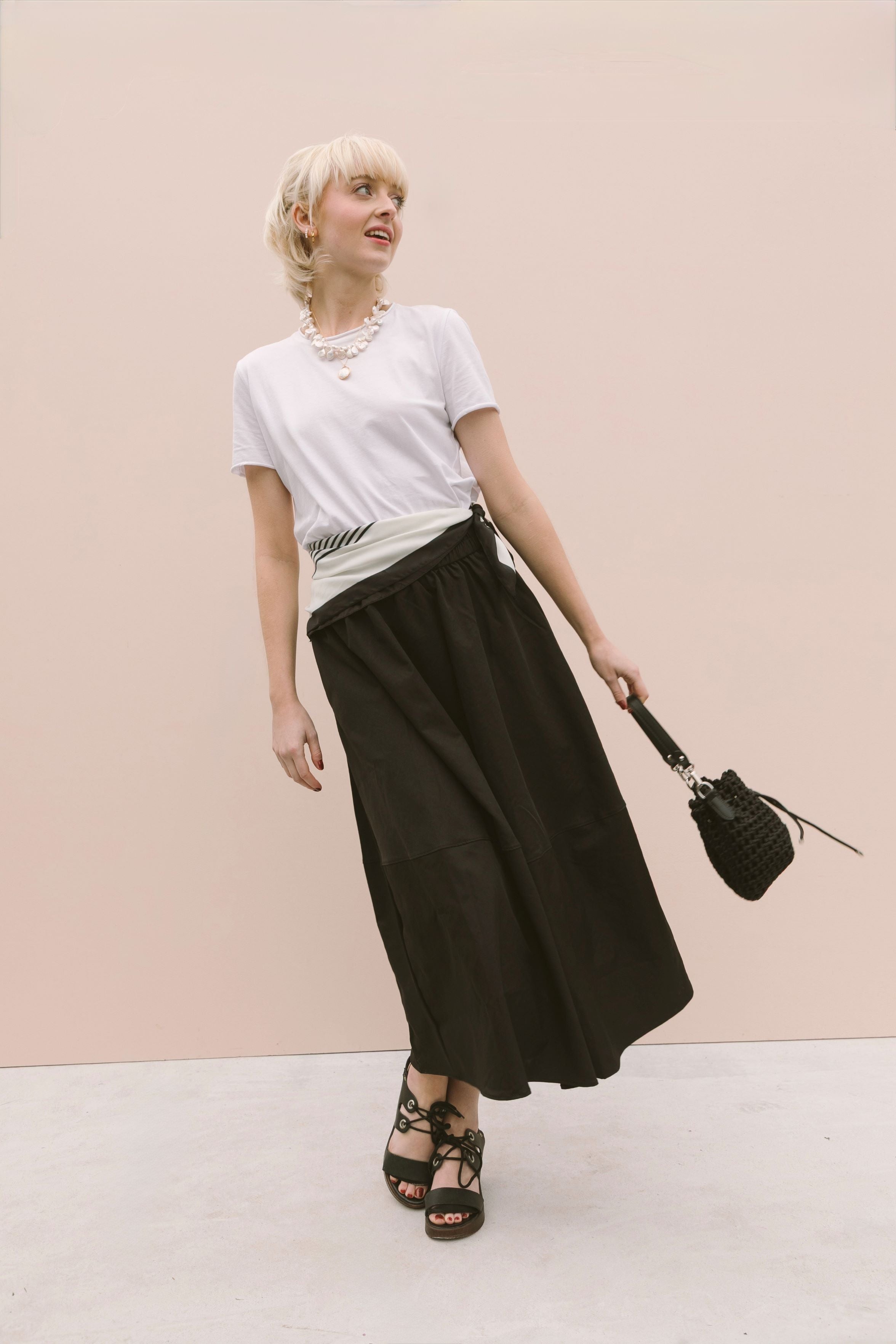 BLACK MIDI SKIRT