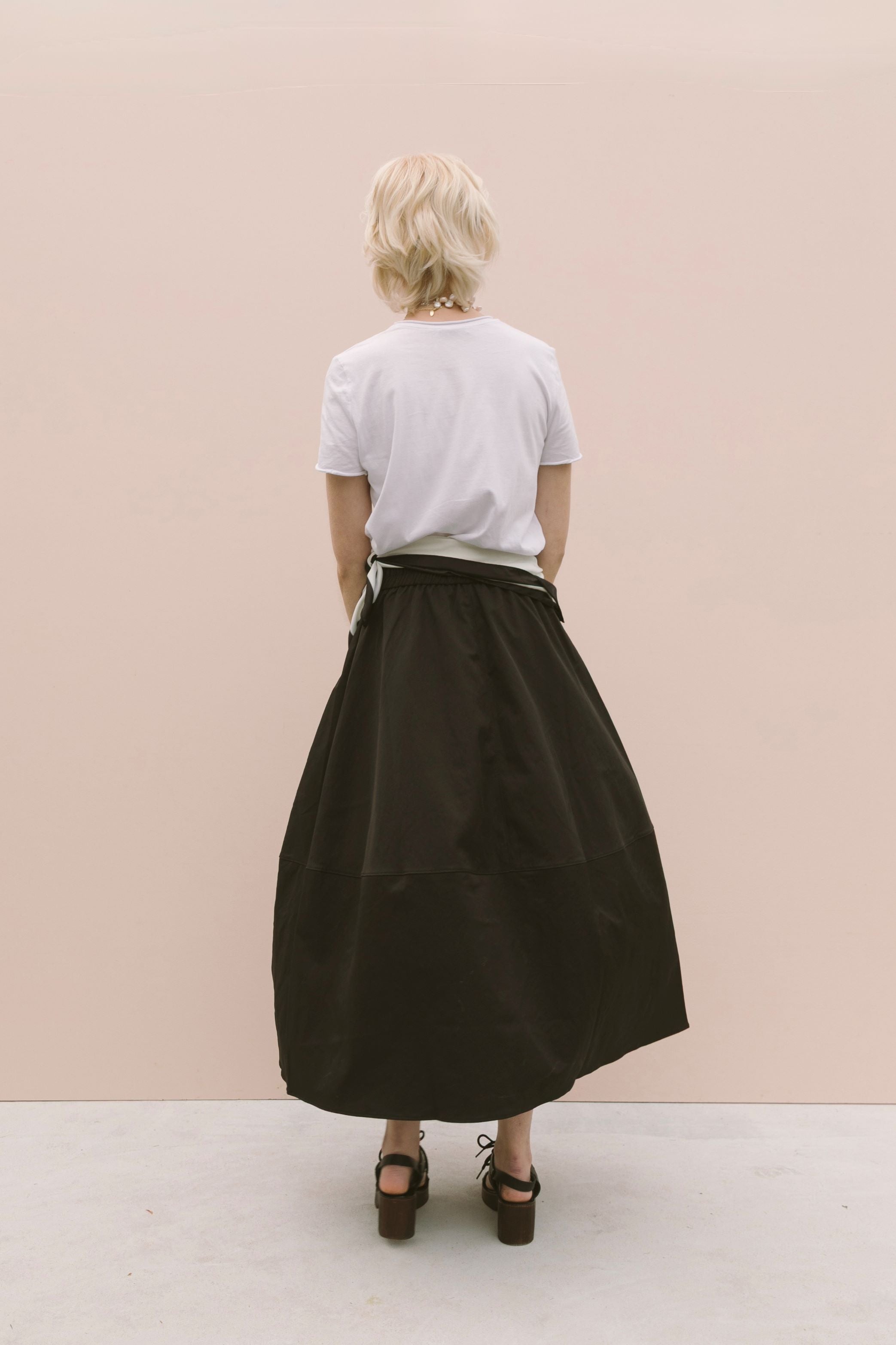 BLACK MIDI SKIRT