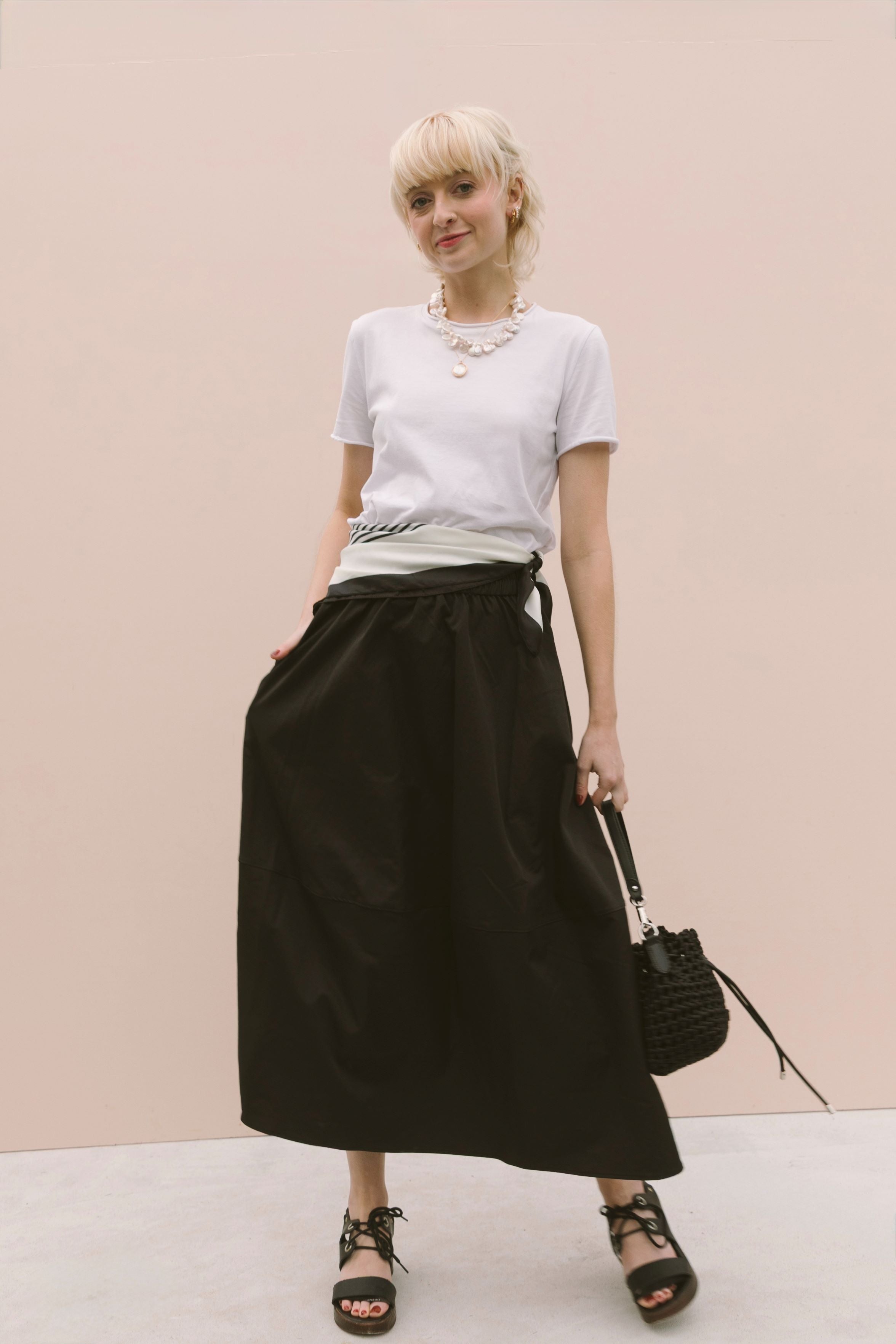 BLACK MIDI SKIRT