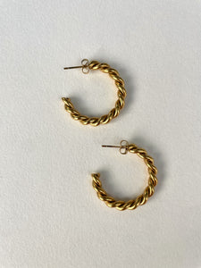 THE KATIE GOLD-PLATED TWIST HOOPS