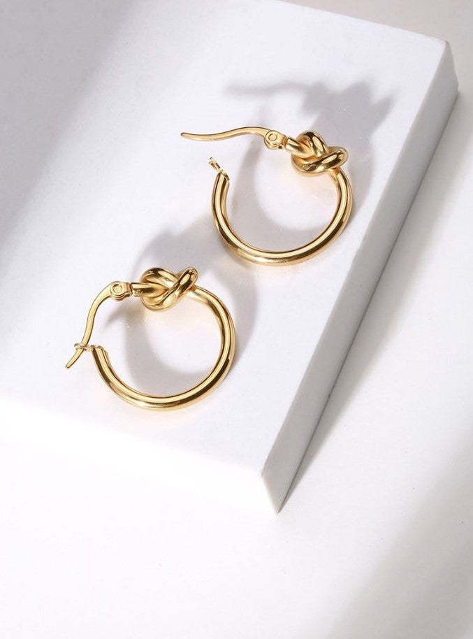 THE ELLIE GOLD-PLATED KNOT HOOPS