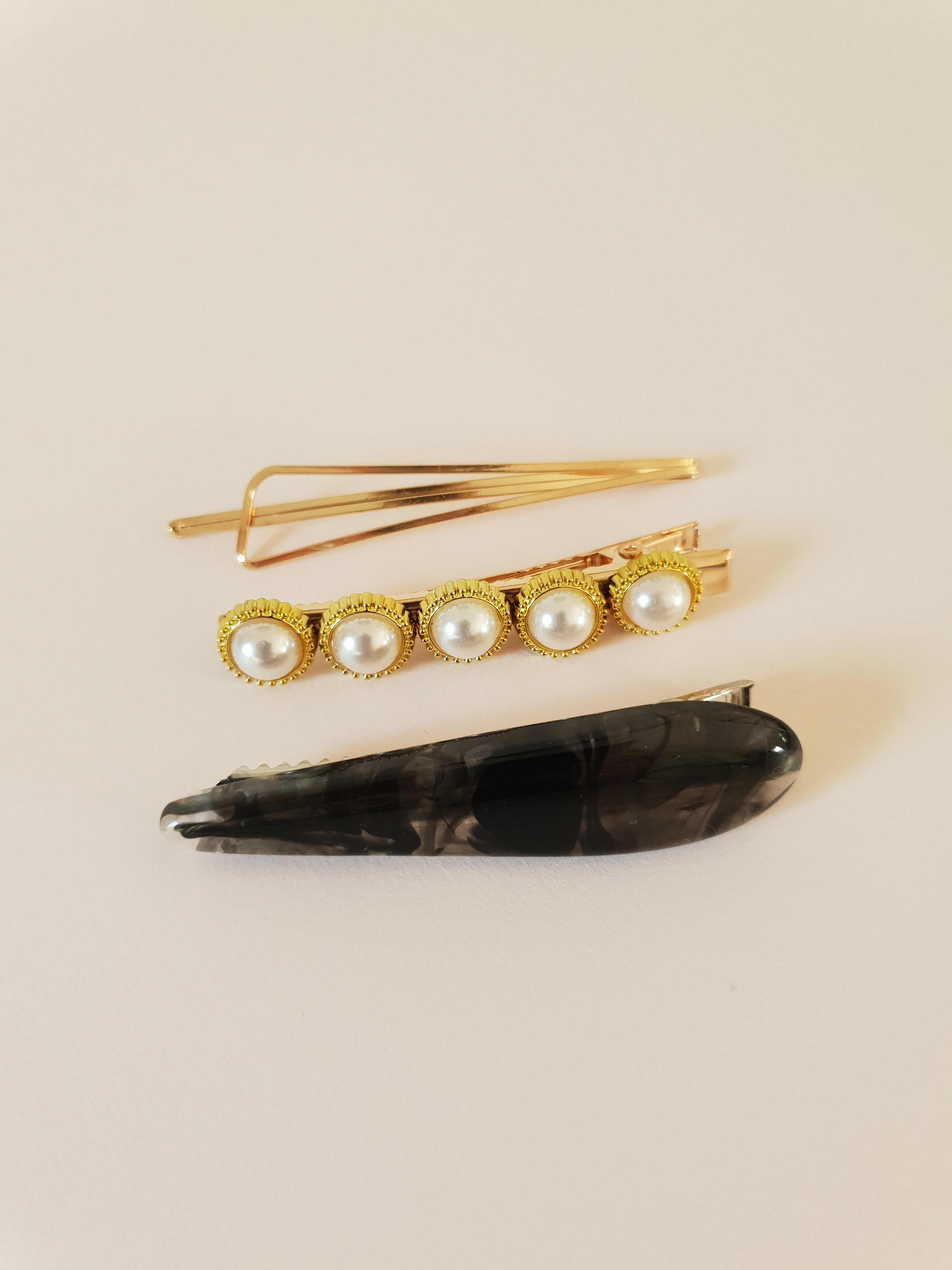 GOLD, PEARL AND RESIN HAIR CLIP SET - BLACK