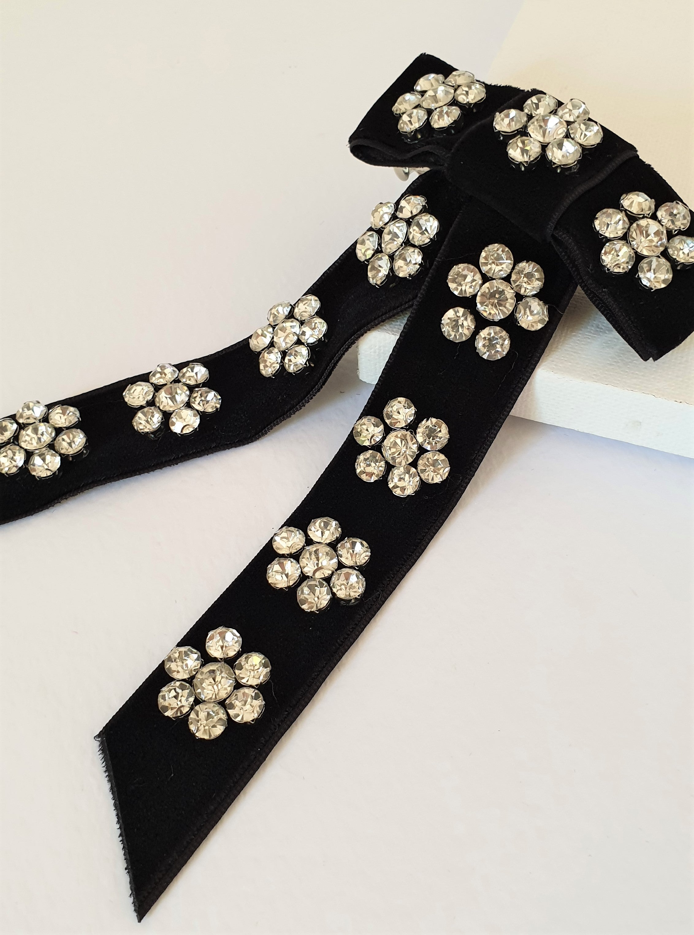 THE CHRISTOLENE VELVET BOW CLIP