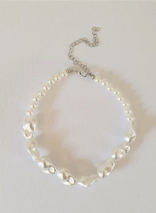THE GILLIAN PEARL CHOKER