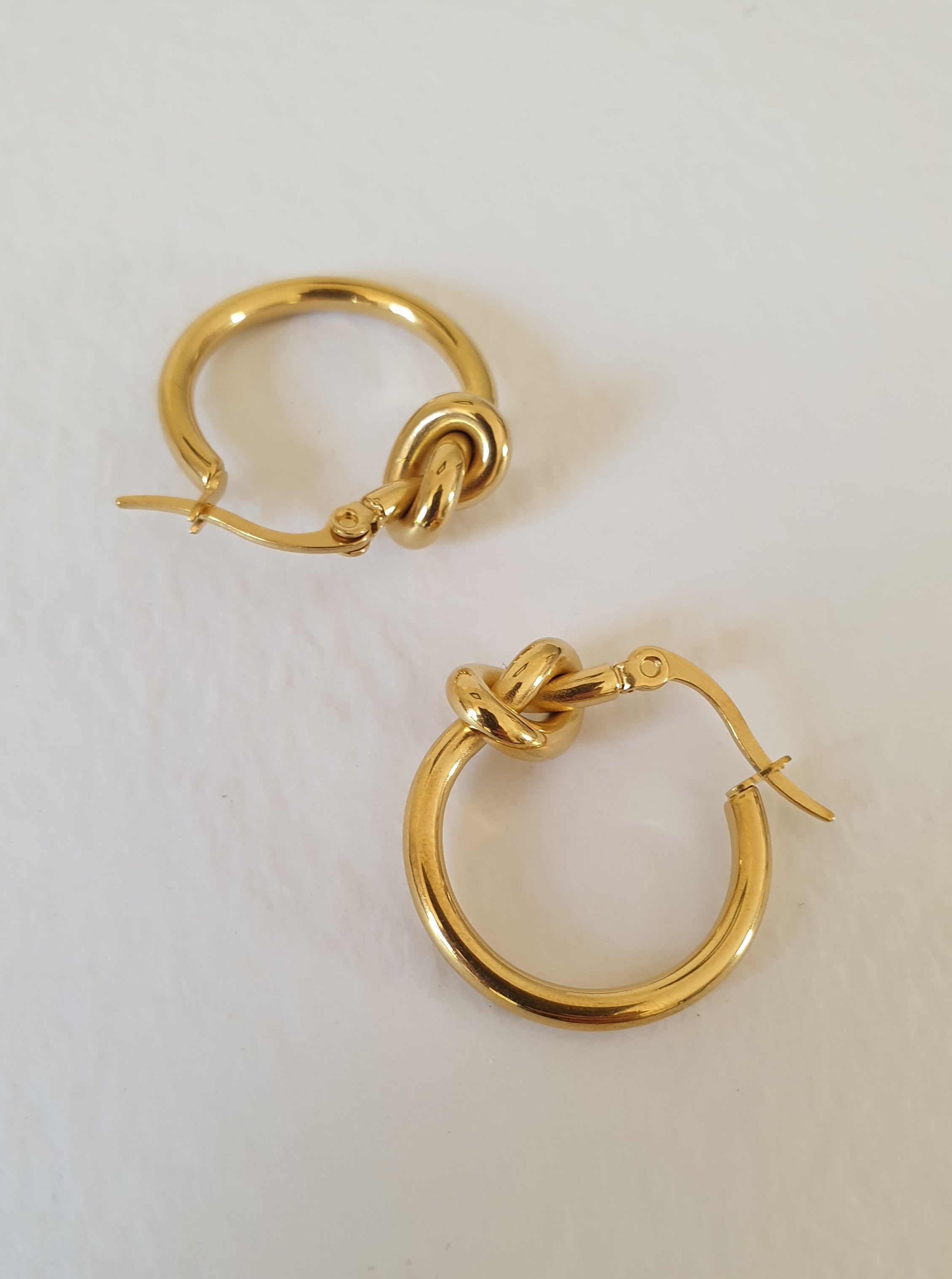 THE ELLIE GOLD-PLATED KNOT HOOPS