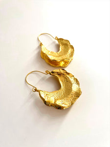 HAMMERED GOLD CRESCENT EARRINGS