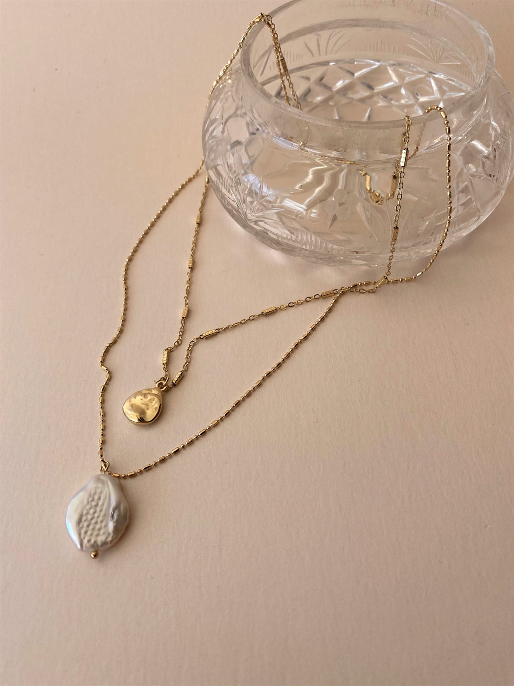 THE AMPHITRITE HAMMERED DISC AND PEARL NECKLACE