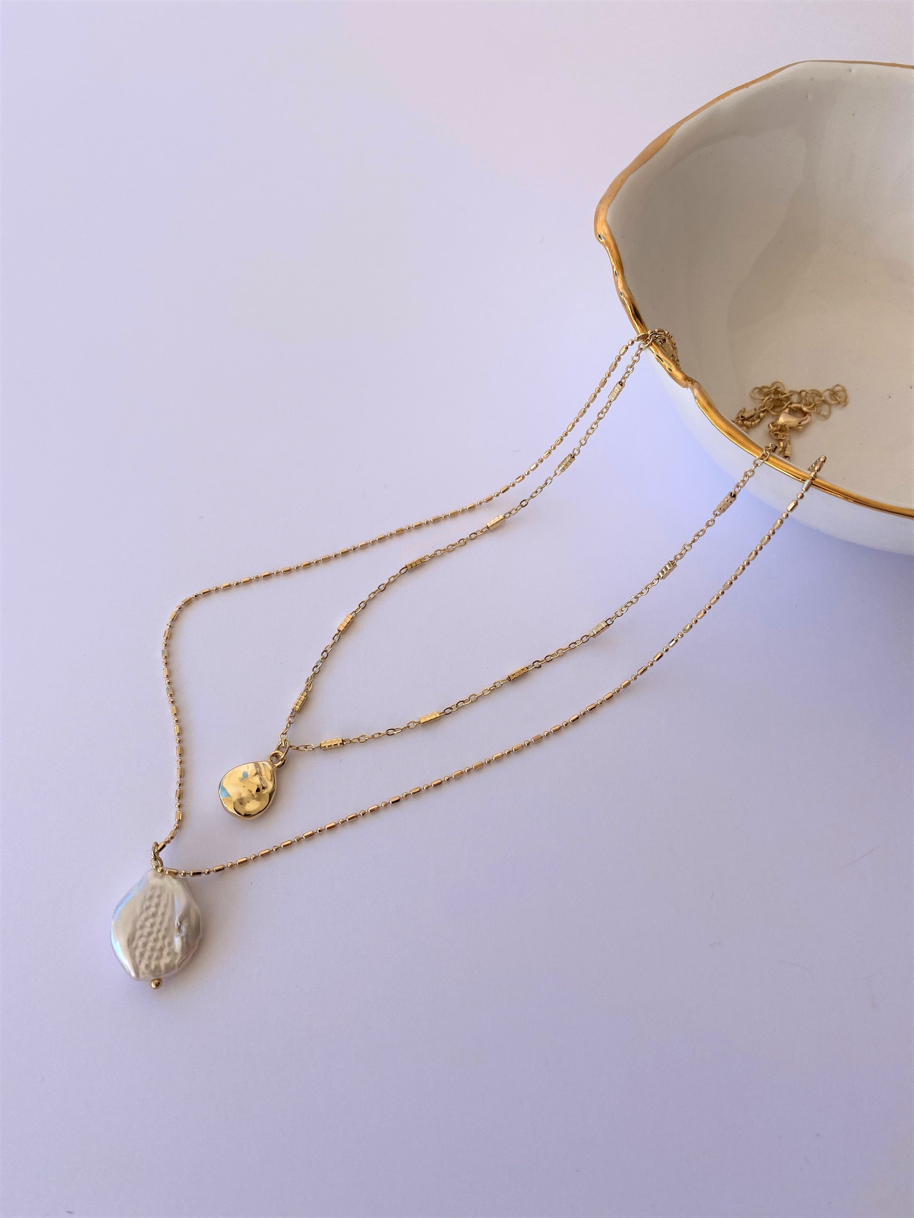 THE AMPHITRITE HAMMERED DISC AND PEARL NECKLACE