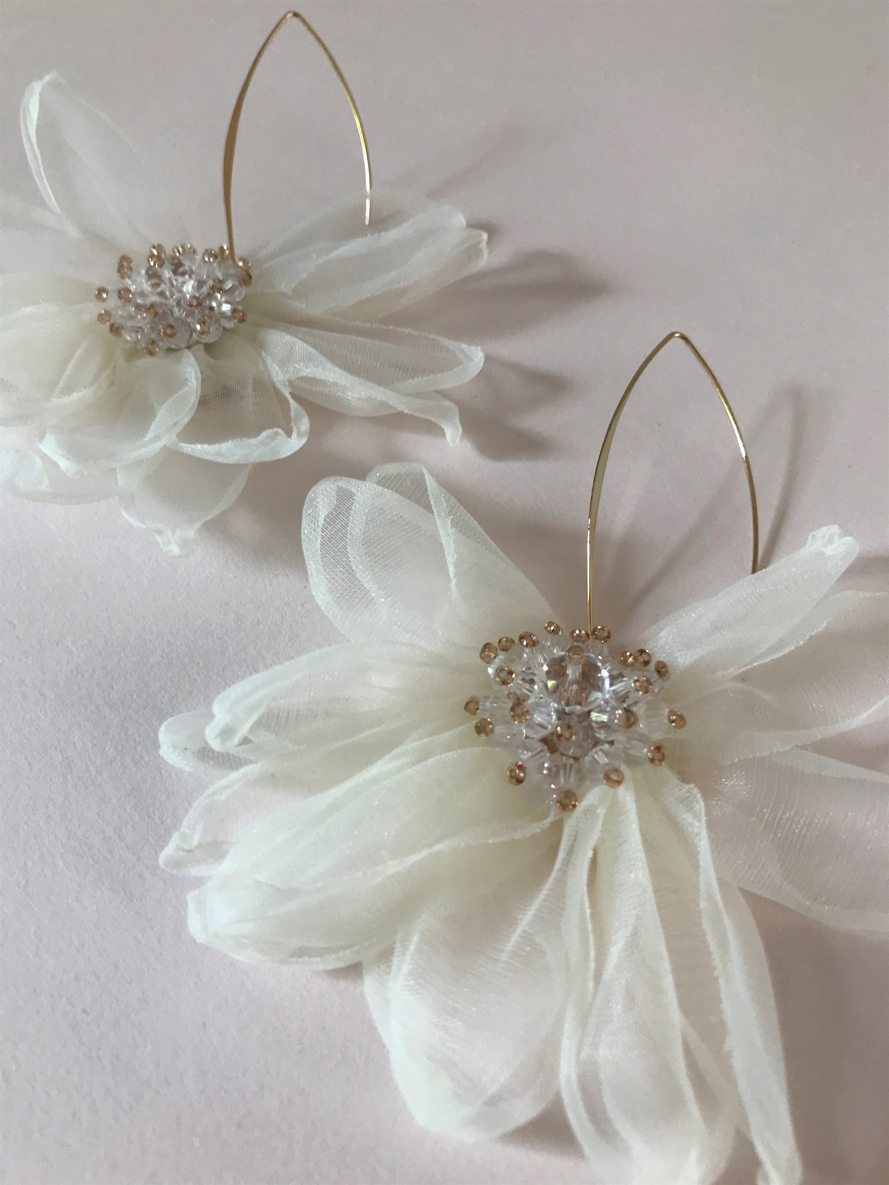 THE TALI FLOWER EARRINGS - WHITE