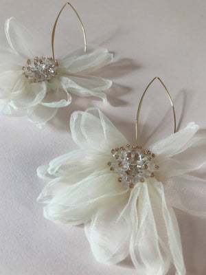 THE TALI FLOWER EARRINGS - WHITE