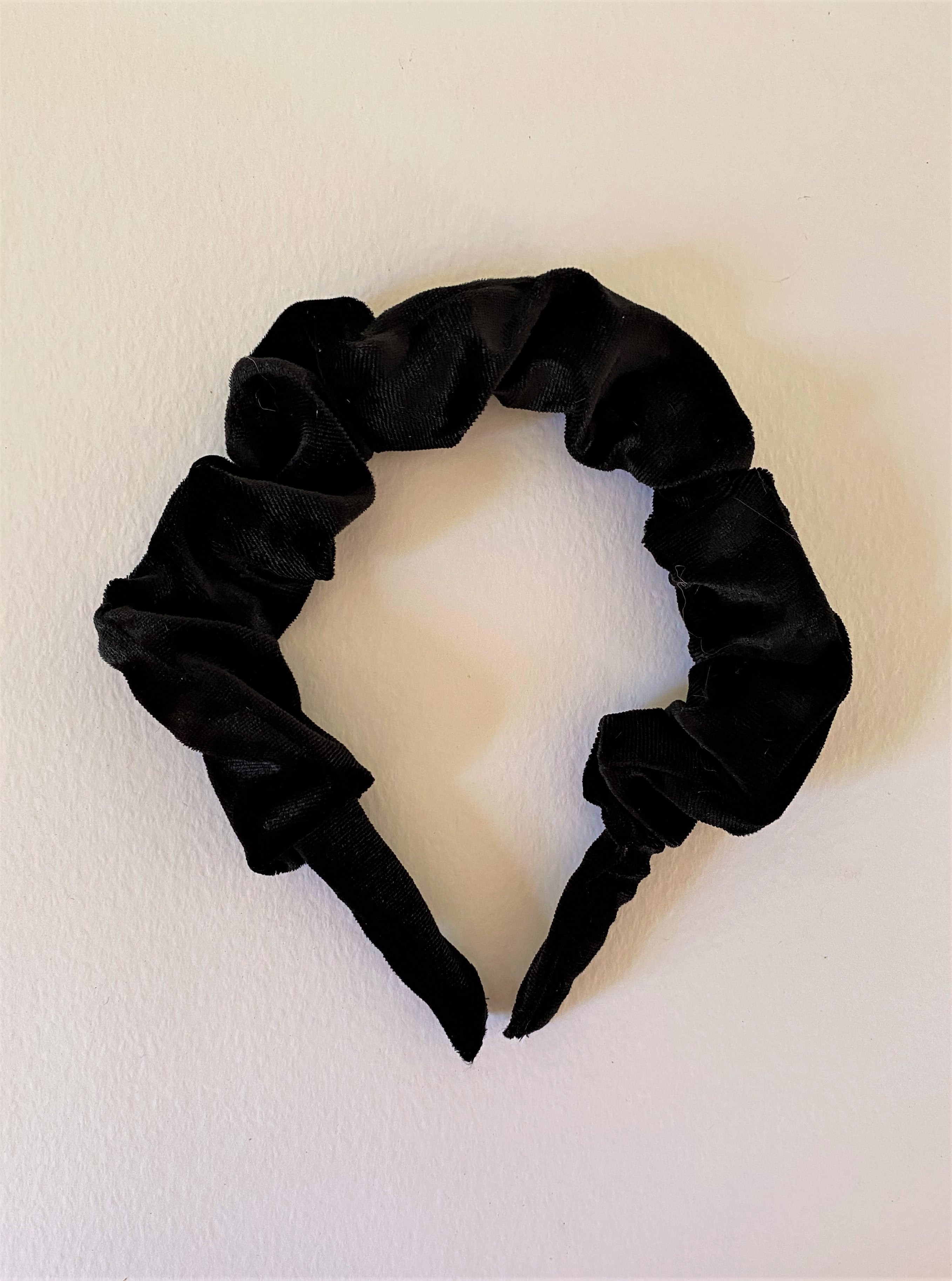 THE PENELOPE VELVET SCRUNCHIE BAND