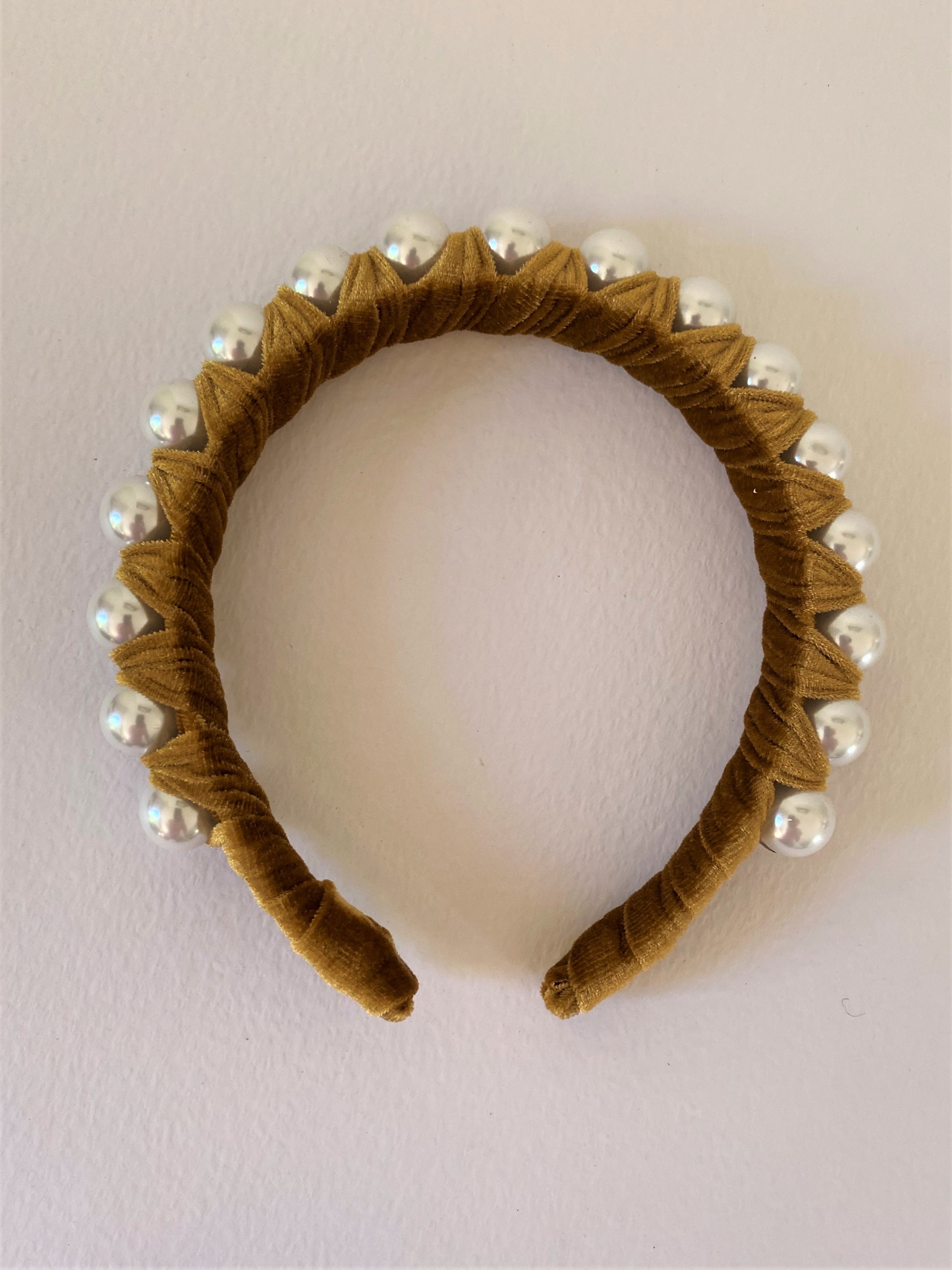 THE KATYA VELVET PEARL BAND - GOLD