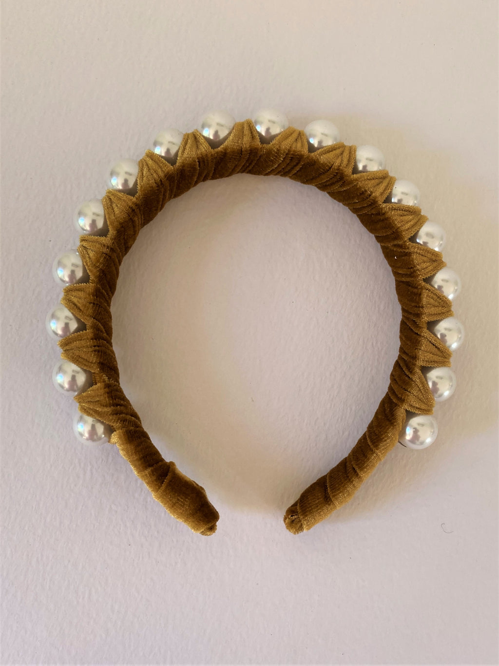 THE KATYA VELVET PEARL BAND - GOLD